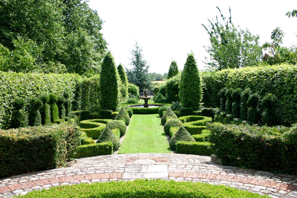 Landscape Design: French Garden | InteriorHolic.com