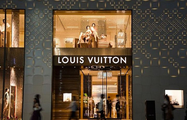 Exterior, the Louis Vuitton Tokyo Omotesando store. Facade is offset panels  of tinted glass behind sheets of metal mesh designed by Aoki Jun. Daytime  Stock Photo - Alamy